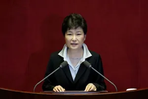 Bắt giữ khẩn cấp hai cựu phụ tá của tổng thống Hàn Quốc