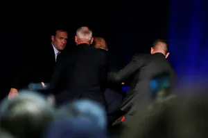 Bảo vệ sơ tán khẩn ông Donald Trump khỏi khán đài