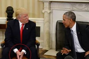 Giải mã cử chỉ của Obama và Trump tại Nhà Trắng