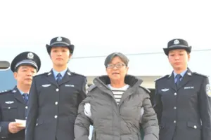 Quan tham Trung Quốc lẩn trốn 13 năm đã về nước đầu thú