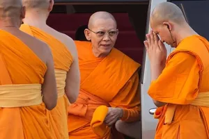 Cảnh sát Thái Lan ra tối hậu thư 6 ngày cho sư trụ trì