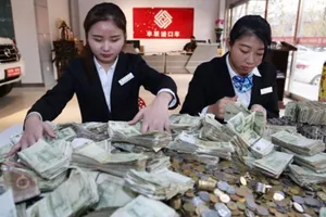 Trung Quốc: Mang hàng bao tải tiền lẻ đi mua xe sang