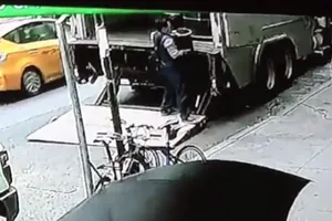 Tiện tay cuỗm xô đầy vàng lá trị giá 1,6 triệu USD