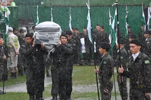 100.000 người đội mưa đón thi thể cầu thủ Chapecoense