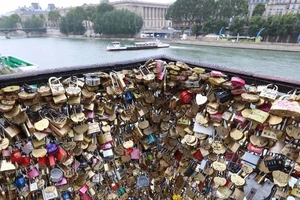 Pháp bán 65 tấn ‘khóa tình yêu’ để giúp người tị nạn