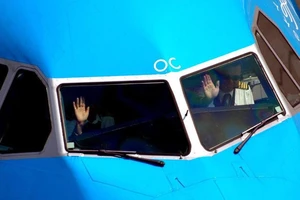 Phi công người Canada say xỉn, bất tỉnh trong buồng lái