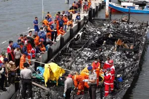 Cháy tàu du lịch Indonesia, hơn 20 người thiệt mạng