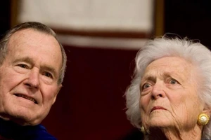 Vợ chồng cựu Tổng thống Bush 'cha' nhập viện cùng lúc