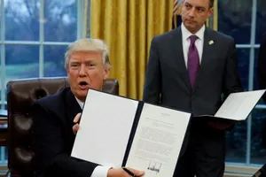 Tổng thống Trump ký bản ghi nhớ rút khỏi TPP