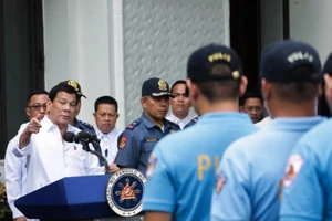 Ông Duterte bắt cảnh sát bẩn ra 'tiền tuyến'