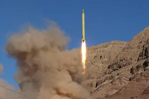 Bị Mỹ trừng phạt, Iran lại tiếp tục thử nghiệm tên lửa