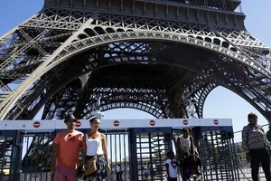 Pháp chi 23 triệu euro biến tháp Effiel thành pháo đài