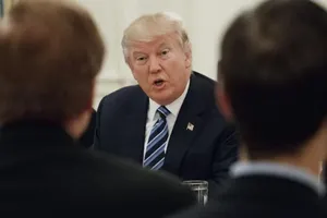 Ông Trump hứa vào cuộc, giảm tiền xây tường biên giới