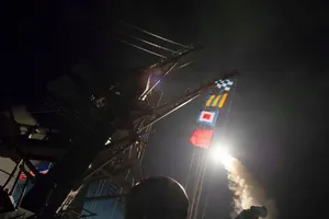 Clip: Tàu chiến Mỹ phóng tên lửa đánh sân bay Syria