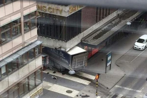 Nóng: 'Xe điên' lao vào đám đông giữa thủ đô Thụy Điển