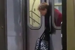 Clip: Hi hữu bị cửa tàu điện ngầm kẹp cổ