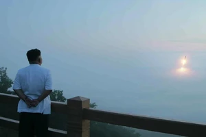 Nóng: Triều Tiên bất ngờ phóng tên lửa, nổ giữa trời