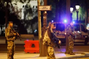 Pháp khóa chặt Champs Élysées truy lùng khủng bố