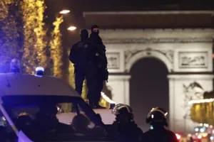 Khủng bố Paris đẫm máu chỉ ba ngày trước bầu cử Pháp