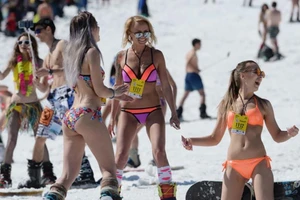 Hàng ngàn người mang bikini đi... trượt tuyết ở Nga