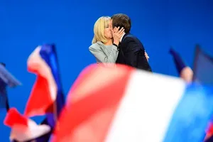 Chuyện tình đẹp như tiểu thuyết của ứng cử viên TT Pháp