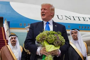 Lần đầu công du, ông Trump mang 350 tỷ USD về cho Mỹ