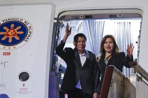 Ông Duterte sang Nga mua bom thông minh