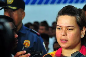 Quê nhà Tổng thống Duterte gỡ bỏ lệnh phong tỏa