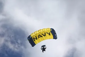 Dù hỏng, đặc nhiệm SEAL rơi thẳng xuống sông tử nạn