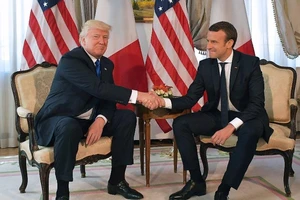 Ông Macron lý giải vụ 'gồng mình' bắt tay ông Trump