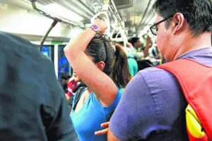 Trai Nhật tranh nhau mua bảo hiểm ... sàm sỡ