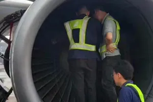 Máy bay hư động cơ vì hành khách ném xu vào… cầu may