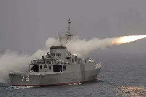 Tàu tên lửa Iran xua đuổi tàu chiến Mỹ tại vùng Vịnh