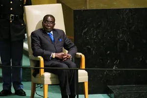 Cựu tổng thống Zimbabwe 'xuất ngoại' sau từ chức