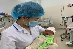 Thương tâm: Bé sơ sinh dị tật bị bỏ lại bệnh viện