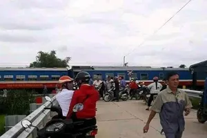 Tàu lửa va chạm với ô tô ở Quảng Ngãi