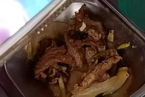 Hàng ngàn công nhân ngưng việc vì thức ăn có 'sinh vật lạ'