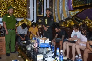 32 nam nữ dương tính ma túy tại quán karaoke