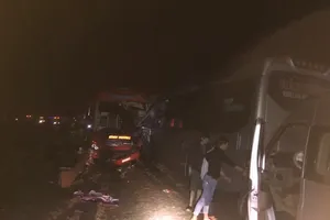 Ô tô khách đấu đầu, xe sau không kịp xử lý