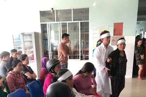 Người nhà mang đồ tang đến trung tâm y tế