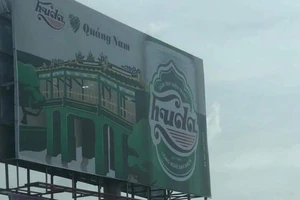 Tháo dỡ biển quảng cáo biểu tượng di sản chùa Cầu bị bia chèn