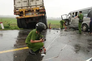 Hai xe đối đầu, 13 người thương vong