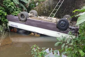 Tránh xe tải, xe khách rơi xuống kênh lật ngửa