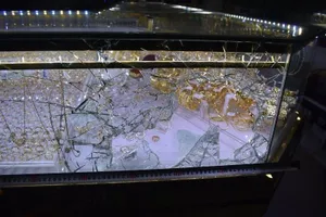 Tranh thủ trộm vàng lúc chủ tiệm đang xem bóng đá