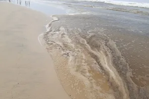 Vụ nước biển chuyển màu ở Quảng Ngãi: 1 mẫu pH vượt quy chuẩn