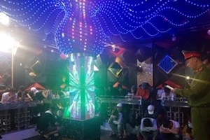 58 thanh niên phê ma túy trong quán karaoke