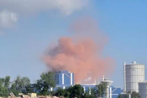 Vệt khói màu nâu đỏ bất thường xuất hiện ở Hòa Phát Dung Quất