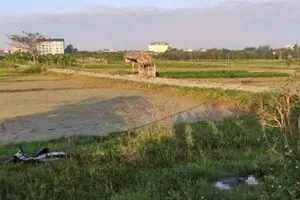 Thi thể nằm dưới ruộng cạnh xe máy