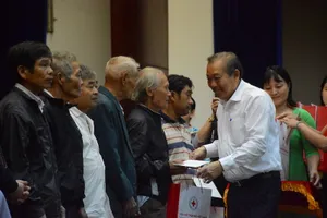 Phó thủ tướng Trương Hoà Bình trao quà Tết cho dân ở Quảng Nam