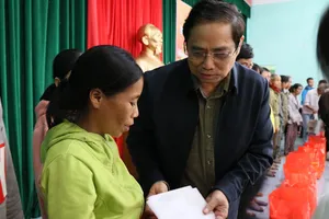 Trưởng Ban Tổ chức Trung ương tặng quà người nghèo Quảng Nam